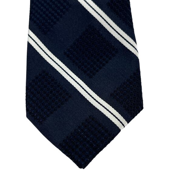 Arrow Textured Diagonal Stripe Men's Tie Navy & White 53" - Picture 2 of 12